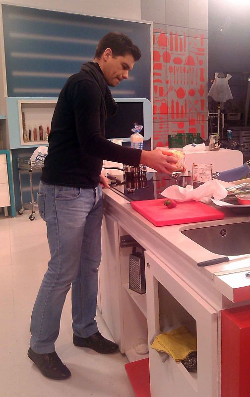 Antes de vestirse Sergio comienza a preparar los ingredientes que va a utilizar en el programa.