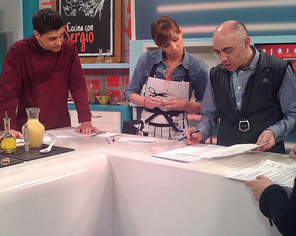 Alfonso García, director del programa, última detalles del guión con Pepa y Sergio antes de la grabación.