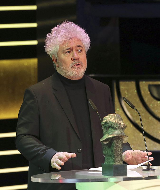 El director Pedro Almodóvar ha hecho entrega del Goya de Honor al actor Antonio Banderas.