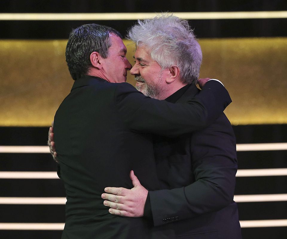 El actor Antonio Banderas se abraza con el director Pedro Almodóvar