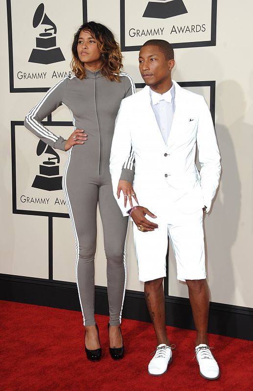 Pharrell Williams y su mujer Helen Lasichanh a su llegada a los Grammy 2015.