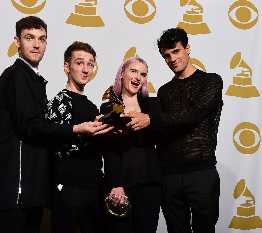 Clean Bandit muestra su Grammy 2015 a mejor tema dance por "Rather Be".