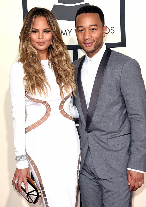 La modelo Chrissy Teigen y el cantante John Legend a su llegada a la 57 edición de los premios Grammy.