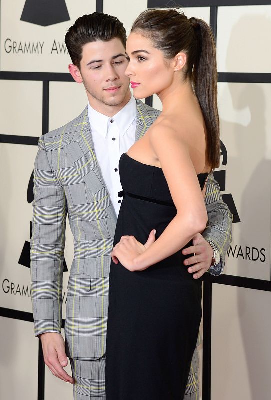 El cantante Nick Jonas y su novia Olivia Culpo en la alfombra roja de los Grammy 2015.