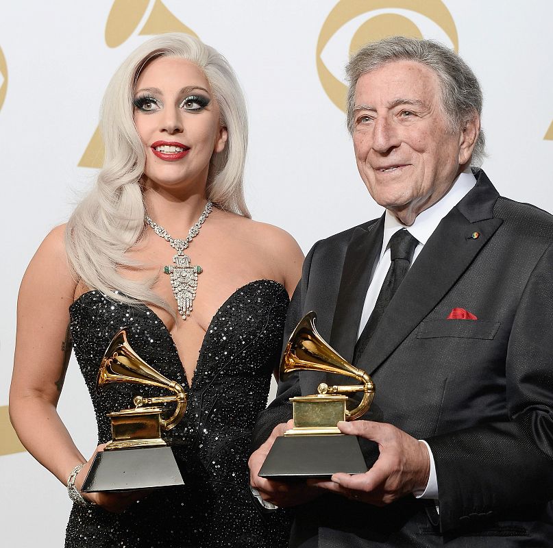 Lady Gaga y Tony Bennett (R) mostrando el Grammy a mejor álbum pop tradicional.