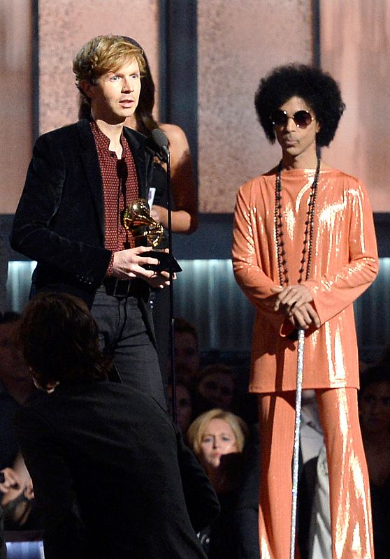 Beck recoge el Grammy 2015 al disco del año por 'Morning Phase' de manos de Prince.