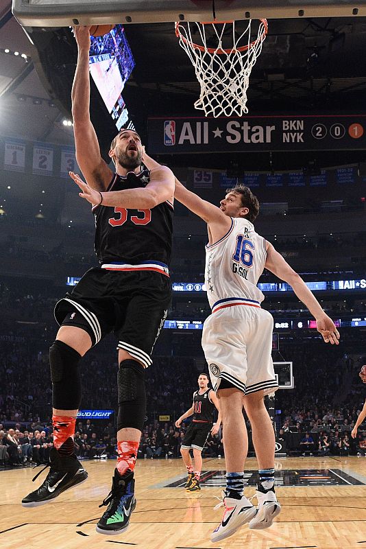 Marc Gasol, de los Memphis Grizzlies, se encamina hacia el aro pasando a su hermano Pau, de los Chicago Bulls en un momento del segundo cuarto de su primera coincidencia en un All Star.