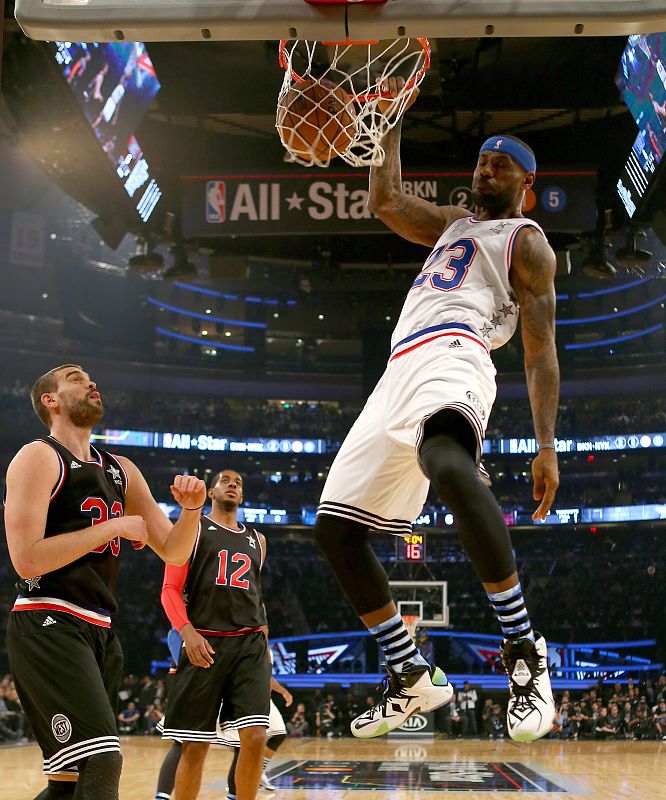 LeBron James encesta un mate para el Este en el All Star de la NBA.