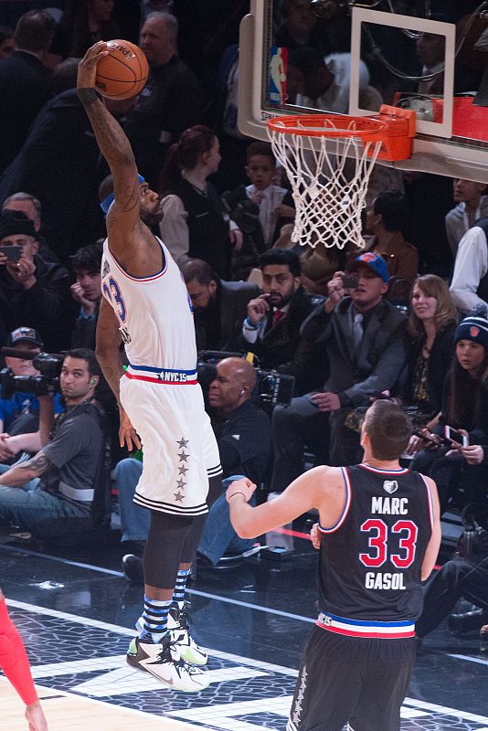 LeBron James, de los Cleveland Cavaliers, jugando por la conferencia Este en el All Star de la NBA 2015.