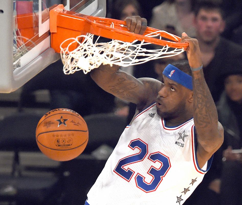 LeBron James (Cavaliers) agarrado al aro en el Madison Square Garden.