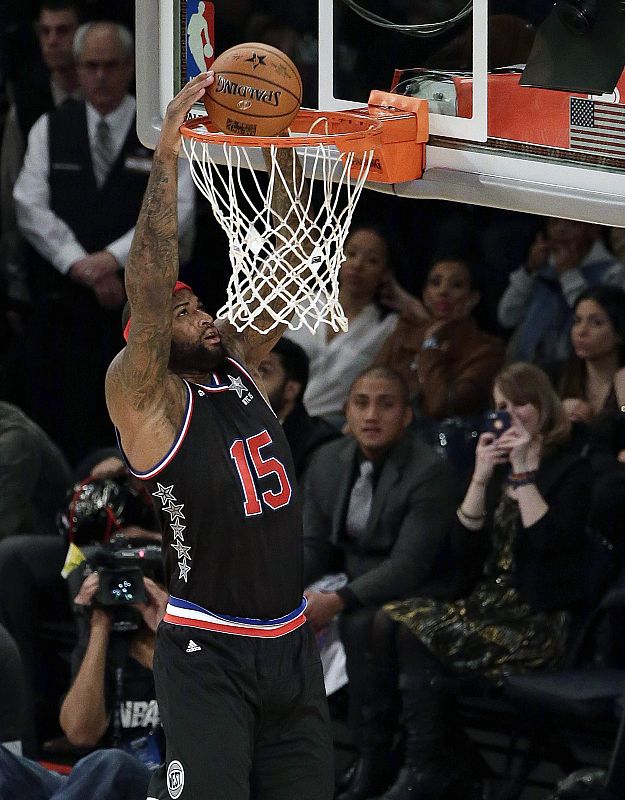 DeMarcus Cousins, jugador de la conferencia Oeste y del Sacramento Kings,hace un mate durante el All Star en el Madison Square Garden de Nueva York.