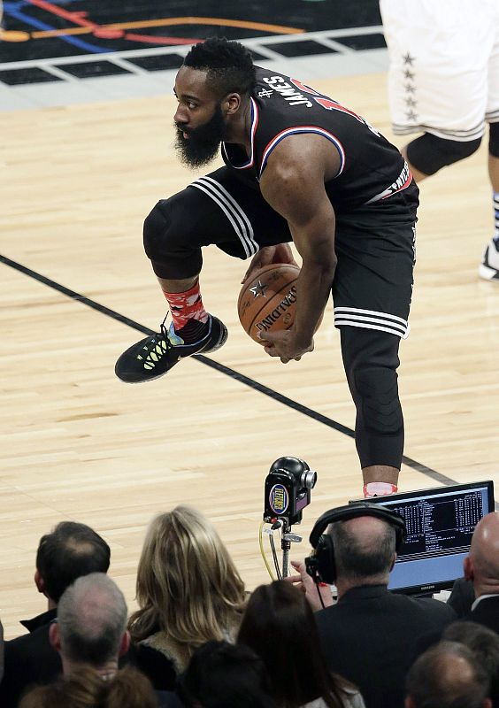 James Harden, de los Houston Rockets, maneja la pelota durante el partido.