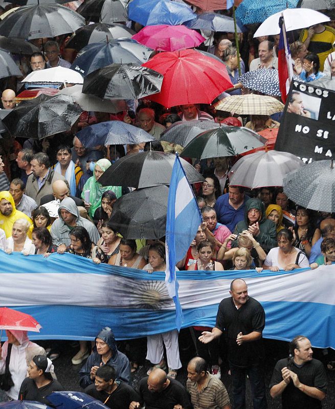 Los paraguas se han transformado en símbolo necesario de la manifestación por la intensa lluvia que caía sobre Buenos Aires.