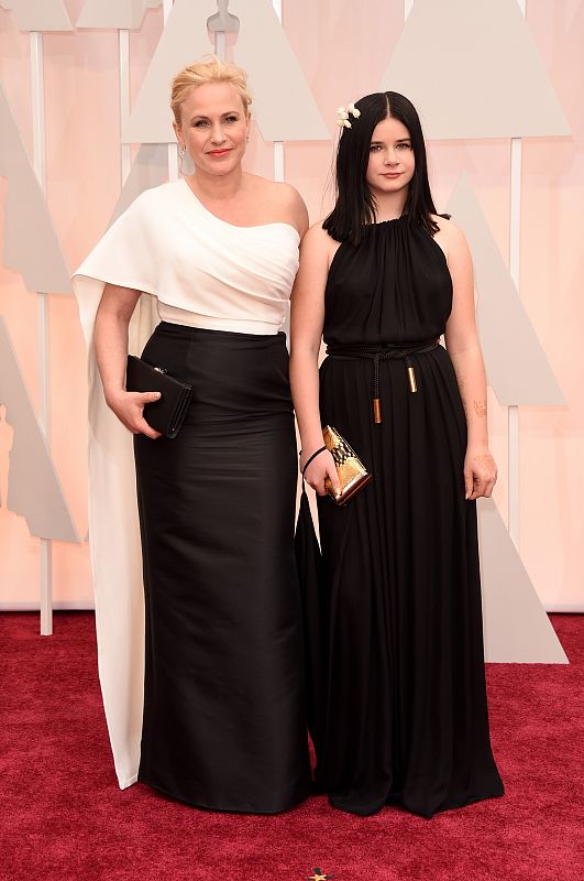 Patricia Arquette con diseño bicolor asimétrico de Rosetta Guetty con su hermana Rosanna en la gala de los Oscar 2015