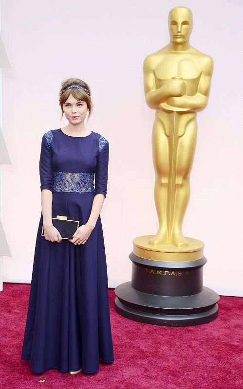 La actriz Agata Trzebuchowska, protagonista de 'Ida' llega a la alfombra roja de los Oscar 2015