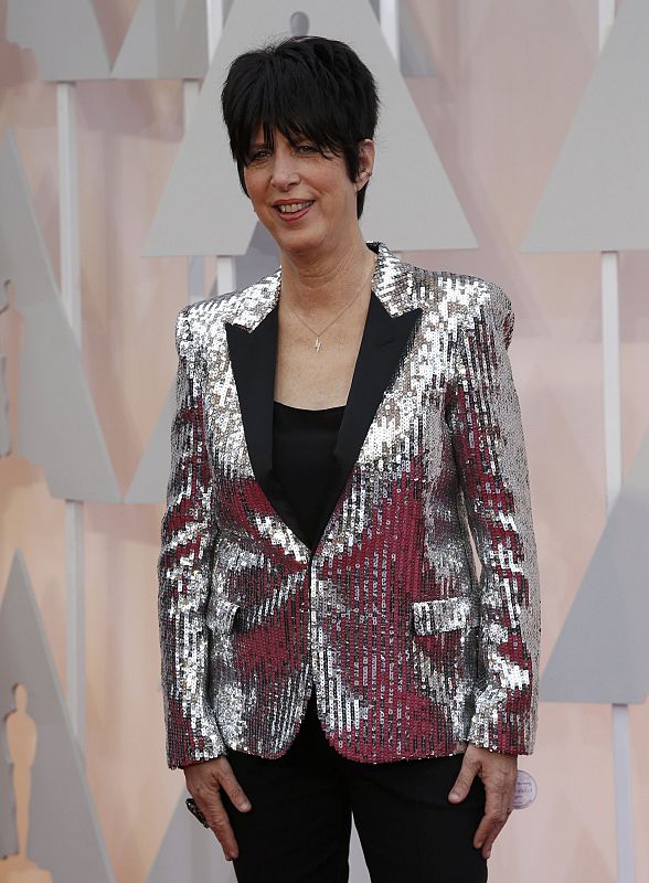 Diane Warren, nominada por la canción 'Grateful', vestida de Yves Saint Laurent, pisa la alfombra roja