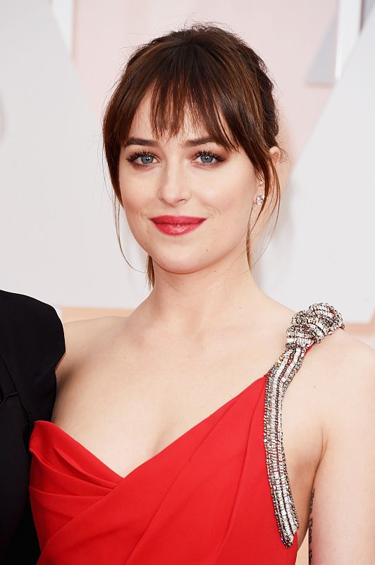 Dakota Johnson, de rojo, con un diseño de Saint Laurent