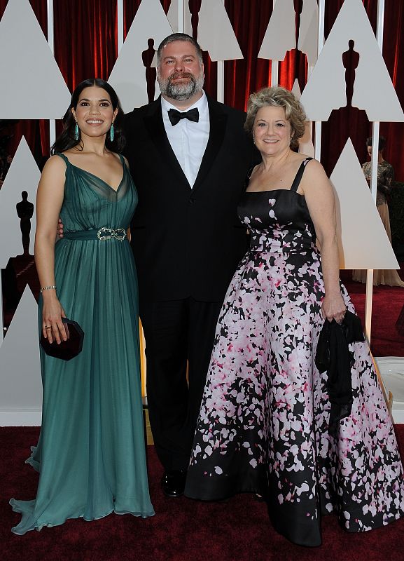 Los nominados por la película de animación Dean DeBlois and Bonnie Arnold, posan junto a America Ferrera en los Oscar 2015