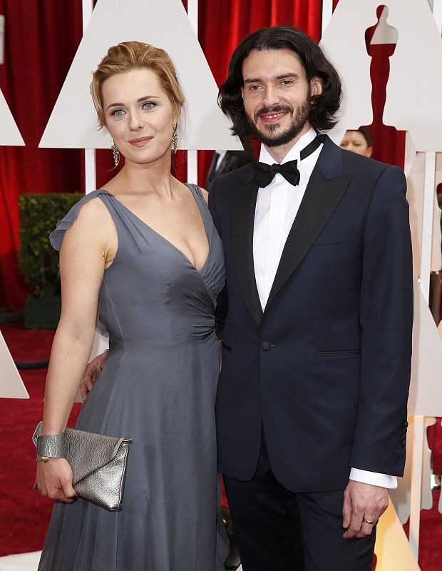 El director polaco Tomasz Sliwinski y su wife Magda Hueckel a su llegada a la gala de los Oscar 2015