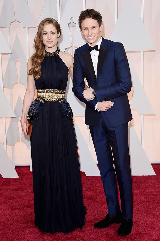 El actor Eddie Redmayne y Hannah Bagshawe llegan a la gala de los Oscar 2015