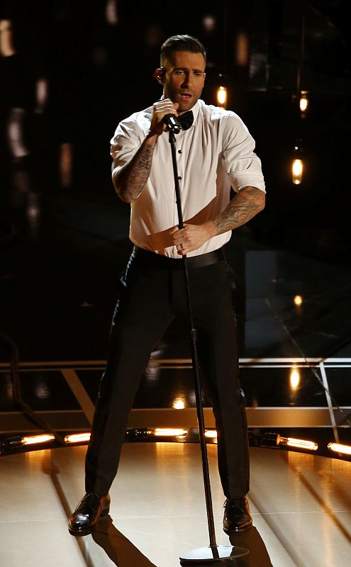 Adam Levine durante su actuación en la 87 edición de los premios