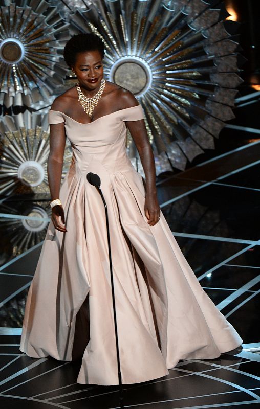 La actriz Viola Davis sube al escenario para recordar a los ganadores de los Oscar honoríficos