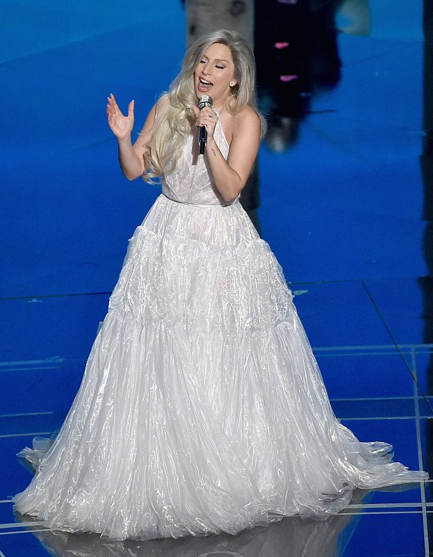 La cantante Lady Gaga en el escenario durante la gala de los Oscar 2015