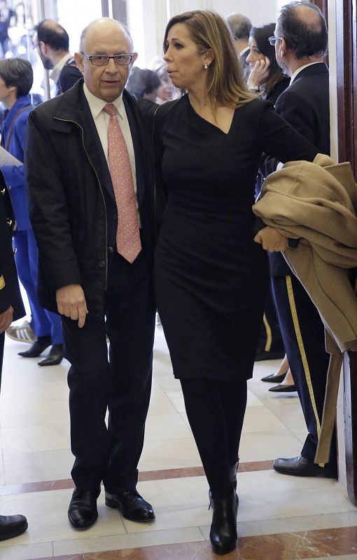 El ministro de Hacienda, Cristóbal Montoro y la presidenta del PPC, Alicia Sánchez-Camacho, a su llegada al Congreso de los Diputados.