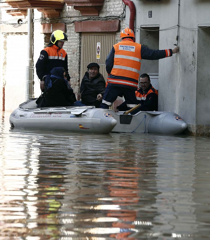 Miembros de Proteccion Civil ayudan a varias personas en el Casco Viejo de Tudela