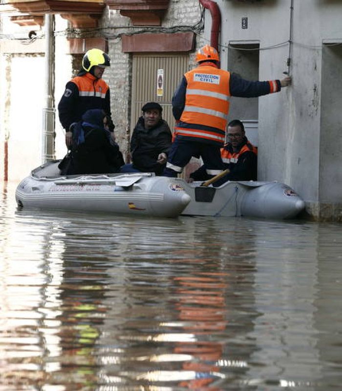 Miembros de Proteccion Civil ayudan a varias personas en el Casco Viejo de Tudela 