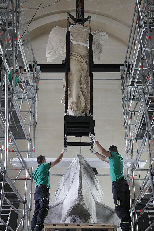 Levantamiento de la Victoria de Samotracia tras su restauración