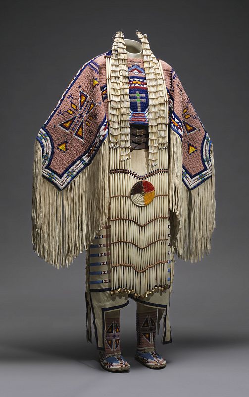 Jodi Gillette, Hunkpapa Lakota (Teton Sioux), North Dakota. Frontal de traje de mujer y accesorios