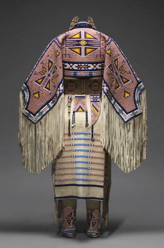 Jodi Gillette, Hunkpapa Lakota (Teton Sioux), North Dakota. Reverso de traje de mujer y accesorios