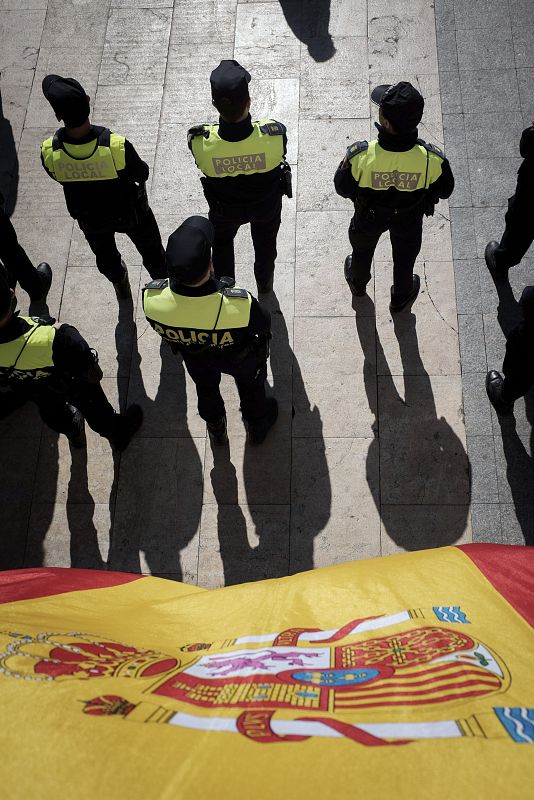 Agentes de Policía en el homenaje por el undécimo aniversario del atentado del 11M en Alcalá de Henares, el punto del que salieron los trenes