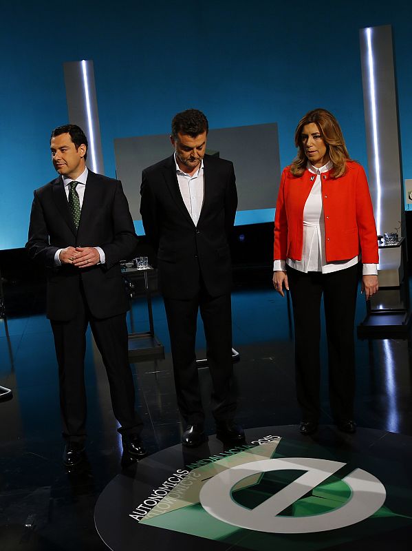 Susana Díaz (PSOE), Juan Manuel Moreno (PP) y Antonio Maíllo (IU), candidatos a la Junta de Andalucía cuyos partidos tienen representación en el Parlamento andaluz, esperan al comienzo del debate en TVE de Sevilla.