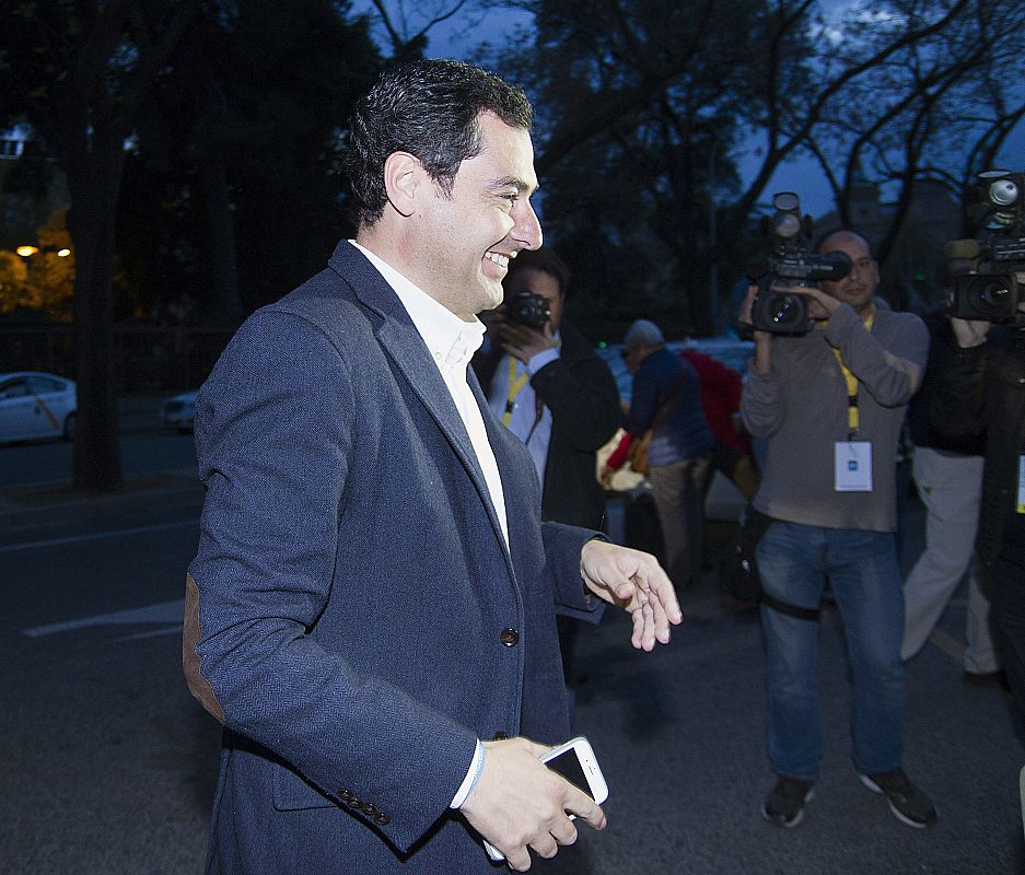 El presidente del PP andaluz y candidato a la Presidencia de la Junta de Andalucia, Juanma Moreno, a su llegada hoy al Hotel Meliá Sevilla, donde el partido esperará los resultados de los comicios autonómicos.