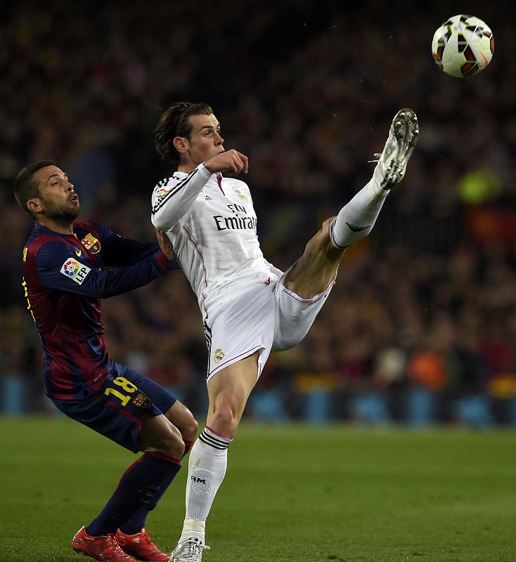 Gareth Bale estira la pierna como un gimnasta para intentar hacerse con un balón.