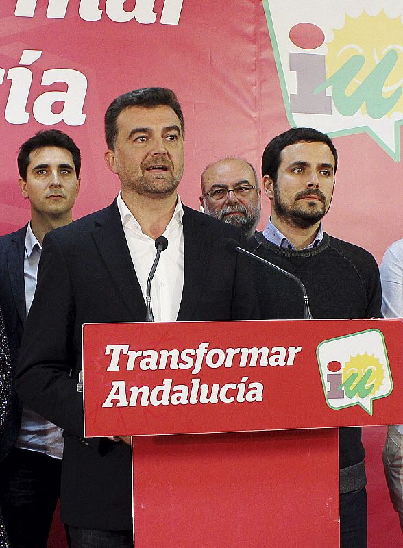 El candidato de IU a la junta de Andalucia, Antonio Maillo (c), acompañado por el candidato a la presidencia del gobierno nacional, Alberto Garzón (d), durante su comparecencia en la sede del partido en Sevilla, tras conocer el resultado de las elecc