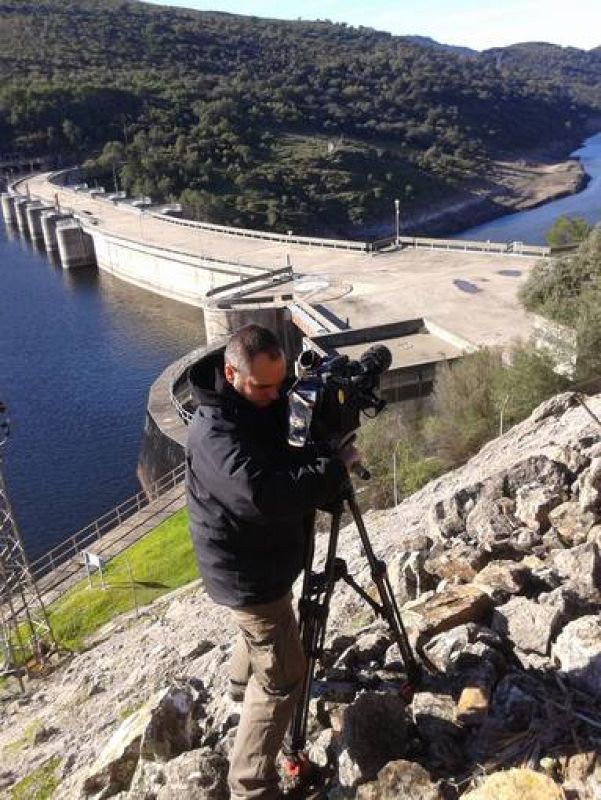 Ismael coloca la cámara para grabar la presa de Torrejón