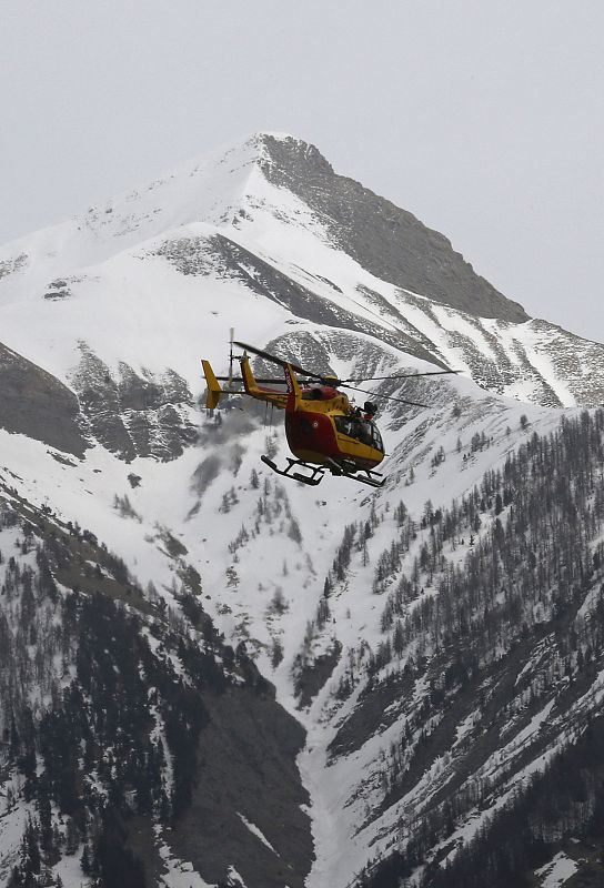 Un helicóptero de rescate ha podido aterrizar en la zona del accidente del avión de Germanwings estrellado en los Alpes franceses para constatar que solo hay víctimas.