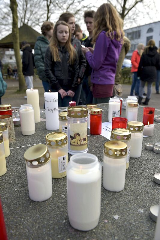Velas colocadas a la puerta del instituto Josef KVelas colocadas a la puerta del instituto Josef König en Haltern am See (Alemania).