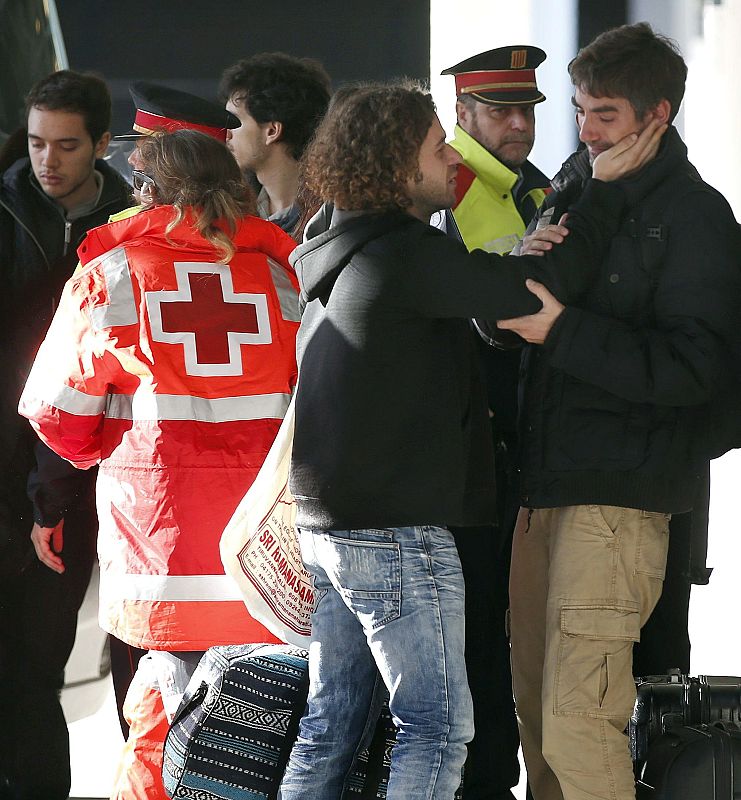 Familiares de fallecidos en la catástrofe del Airbus A320 llegan a El Prat