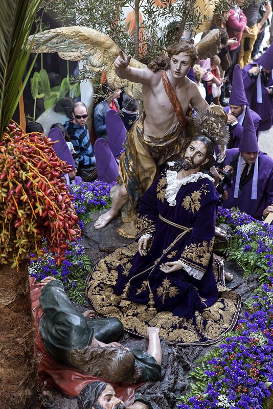 El paso de la la Oración en el Huerto tallada por el imaginero Francisco Salzillo, durante la procesión de Los Salzillos en la Plaza de las Flores de Murcia