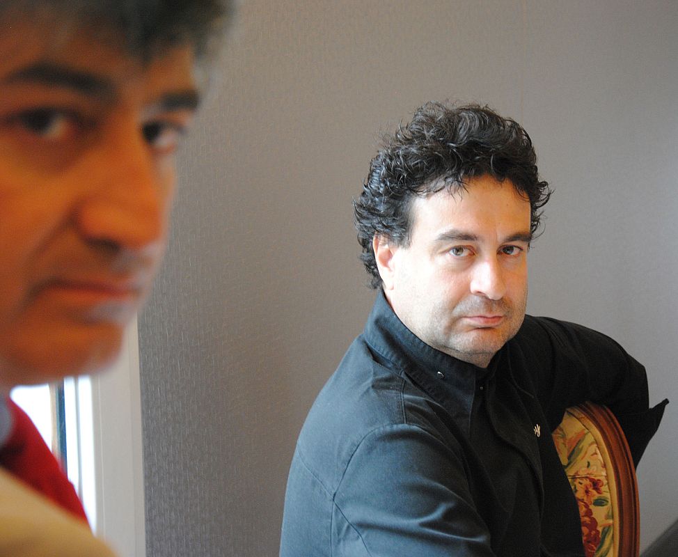 Diego se hace cargo de la sala y Pepe de la cocina.