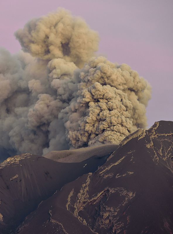 La erupción del volcán Cabulco vista desde Puerto Varas, en Chile