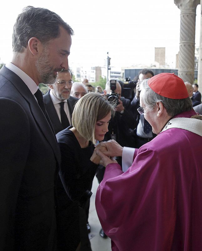 Los reyes de España saludan al arzobispo-cardenal de Barcelona, Lluís Martínez Sistach