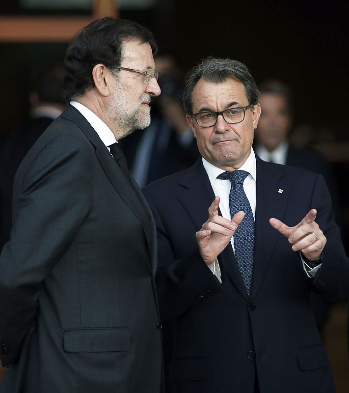 Mariano Rajoy y Artur Mas intercambian comentarios a las puertas de la basílica de la Sagrada Familia.