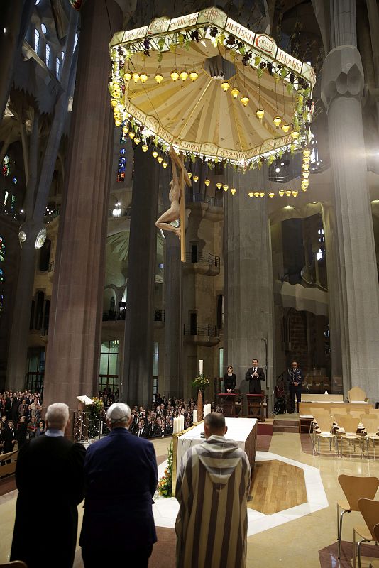 Vista del altar mayor de la basílica de la Sagrada Familia de Barcelona, en un momento del funeral institucional.