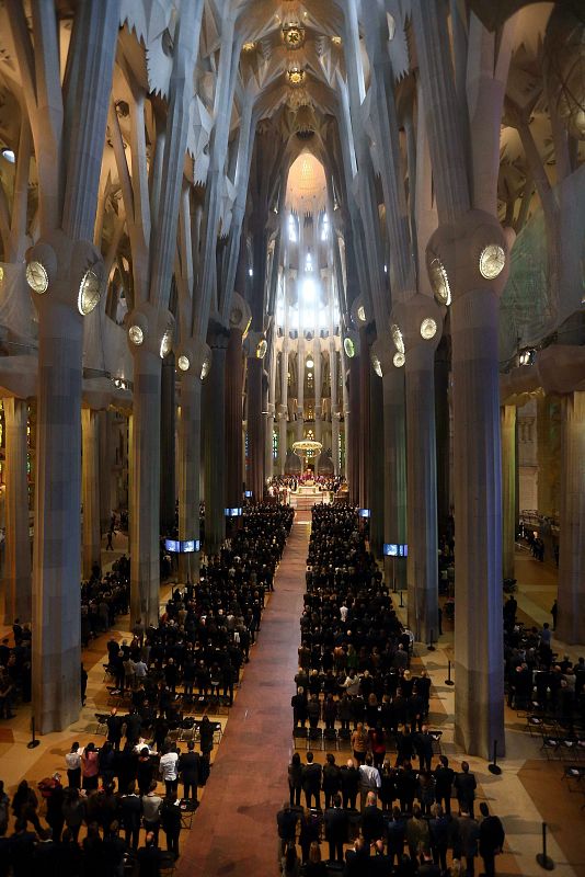 Vista de la basílica de la Sagrada Familia de Barcelona durante el funeral.