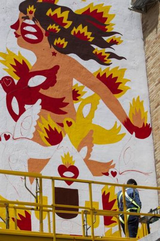 Imagen del desarrollo del mural de Ricardo Cavolo en MULAcity.